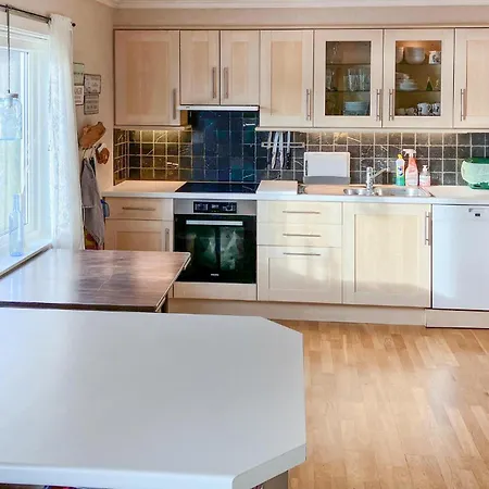 Дом отдыха 4 Bedroom Awesome In Nedre Vats *