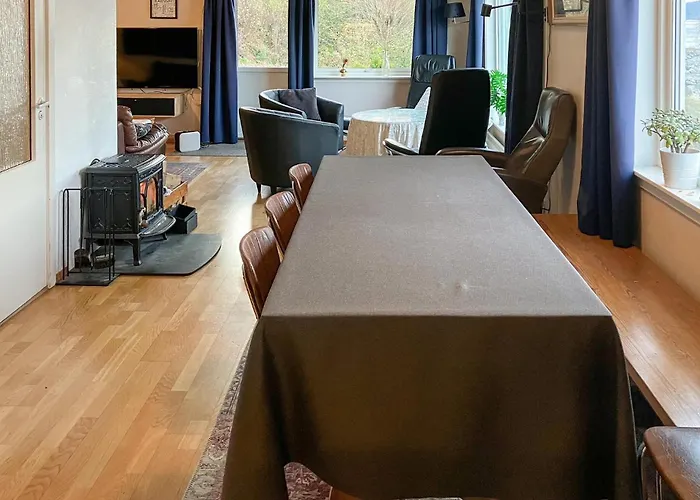 4 Bedroom Awesome In Nedre Vats